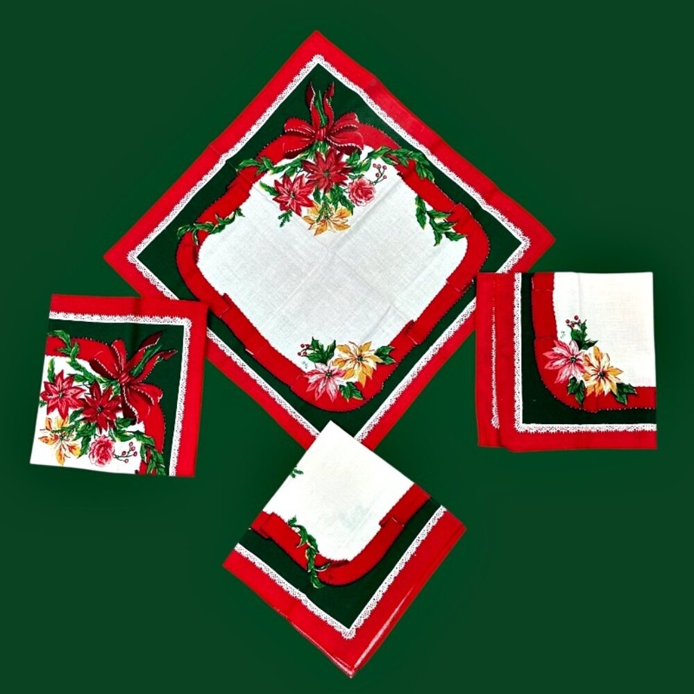 Vintage Christmas Poinsettia Cloth Dinner Napkins Set of 4 Town and Country
